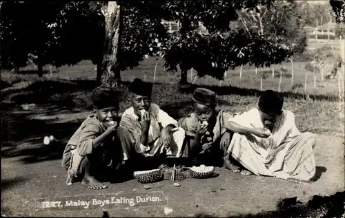 Ak Malaysia, Malay Boys eating Durian, Kinder beim Essen