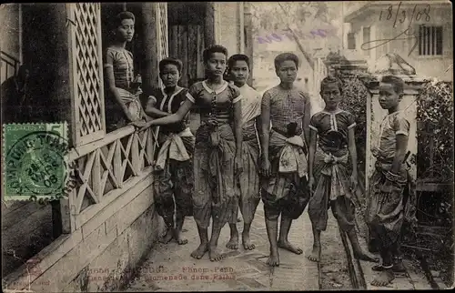 Ak Phnom Penh Kambodscha, Danseuses en promenade dans Palais