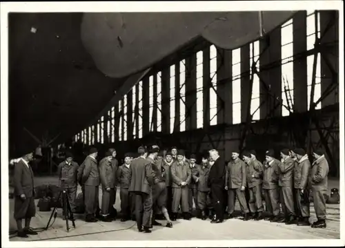 Sammelbild Zeppelin Weltfahrten II. Buch Serie Arktis Fahrt 1931 Bild 13, Besatzung und Schiff klar