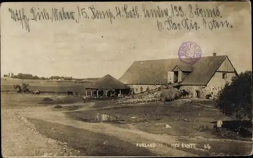 Foto Ak Kurland Lettland, Heuernte, Gehöft