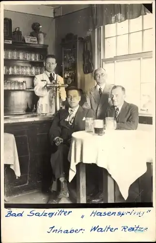 Foto Ak Salzgitter in Niedersachsen, Gasthaus Hasenspring, Wirt am Tresen, Zapfhahn