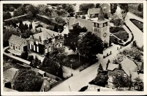 Ak Knegsel Nordbrabant Niederlande, Kerk en Pastorie, Luftansicht