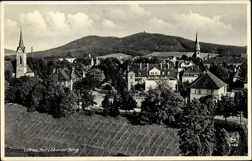 Ak Löbau in Sachsen, Ort mit Kirchen und Löbauer Berg