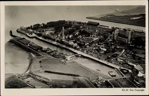 Ak Veere Zeeland Niederlande, Fliegeraufnahme vom Ort mit Hafen