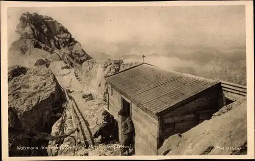 Ak Berchtesgaden in Oberbayern, Watzmann, Hocheck mit Mittelspitze, Schutzhütte, Wanderer