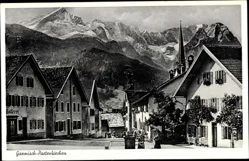 Ak Garmisch Partenkirchen in Oberbayern, Straßenpartie vor Gebirgspanorama