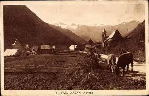 Ak Vall d'Aran Katalonien, Arties, Kühe am Weg, Kirche