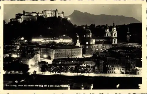 Ak Salzburg in Österreich, Blick vom Kapuzinerberg, Stadt im Scheinwerferlicht