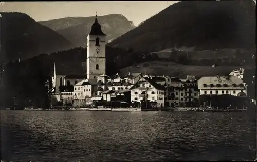 Ak St. Wolfgang im Salzkammergut Oberösterreich, Blick zum Ort mit Schafberg, Kirche