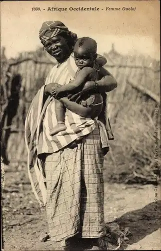 Ak Femme Ouolof, Frau mit Kind auf dem Arm, Gewand, Kopftuch