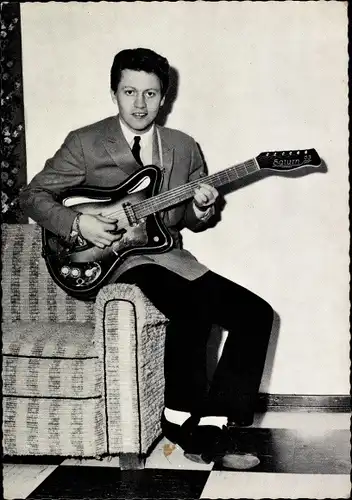 Ak Sänger Bernd Spier, Portrait, Gitarre, Sessel