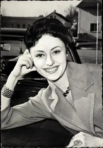 Ak Sängerin und Schauspielerin Caterina Valente im Anzug