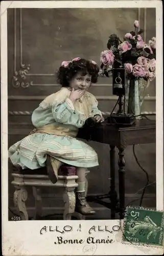 Ak Glückwunsch Neujahr, Mädchen am Telefon, Blumenstrauß