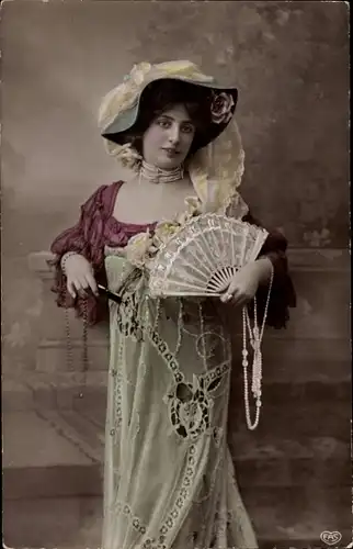 Ak Frau mit Hut und Fächer