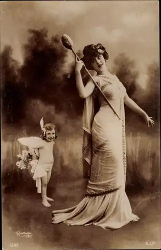 Ak Frau in langem Kleid, Amor