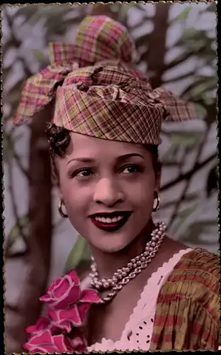 Ak Portrait einer Frau in Tracht, Halskette, Hut