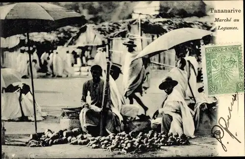 Ak Tananarive Madagaskar, Blick auf den Gemüsemarkt, Händler unter Schirmen