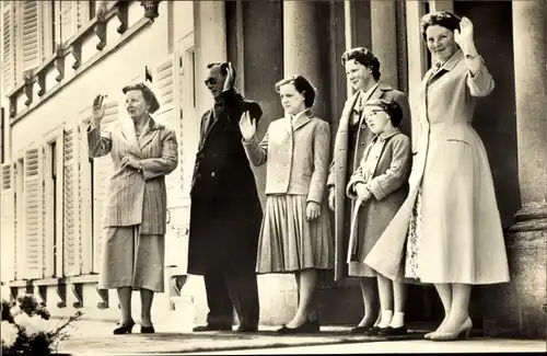 Ak Königin Juliana der Niederlande, Prinz Bernhard, Prinzessinnen Beatrix, Irene, Margriet, Marijke