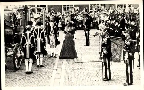 Ak Den Haag, Aankomst Koniklijke Familie, Königliche Familie, Rittersaal 1956, Kutsche