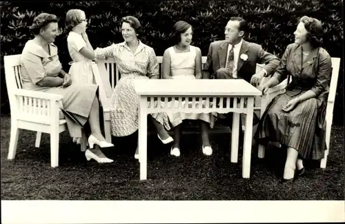 Ak Königin Juliana der Niederlande, Prinz Bernhard, Prinzessinnen Beatrix, Irene, Margriet, Marijke