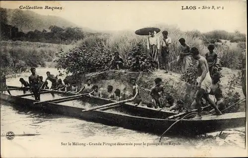 Ak Laos, Sur le Mekong, Grande Pirogue desarmee pour le passage d'un Rapide