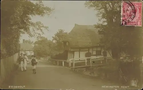 Ak Frogholt Folkestone Kent England, Straßenpartie, Wohnhäuser, Passanten