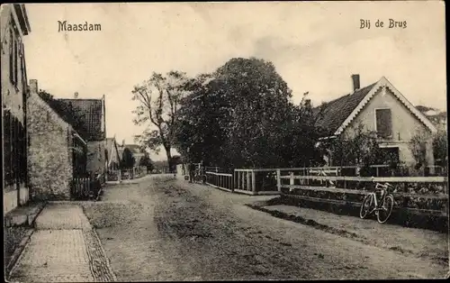 Ak Maasdam Südholland, Bij de Brug, Straßenpartie