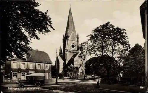 Ak Solingen in Nordrhein Westfalen, Lutherkirche, Straßenansicht, Automobil