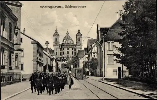 Ak Weingarten in Württemberg, Soldaten marschieren durch die Schlossstraße