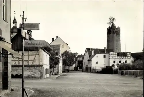 Foto Triptis in Thüringen, Schlossturm, Straßenpartie, Wegweiser zur Reichsautobahn