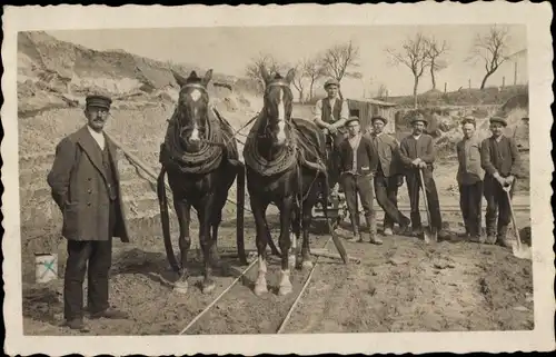 Foto Ak Männer mit Schaufeln, Arbeiter, Pferde