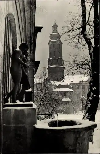 Ak Weimar in Thüringen, Brunnen mit Figuren, Turm, Winteransicht