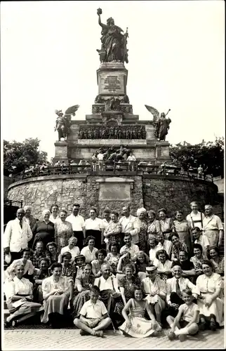 Foto Ak Rüdesheim am Rhein, Besuchergruppe vor Niederwalddenkmal