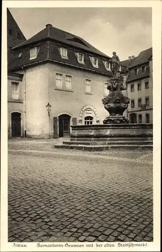 Ak Zittau in Sachsen, Samariterin-Brunnen mit alter Stadtschmiede
