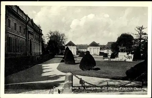 Ak Dessau in Sachsen Anhalt, Im Lustgarten, Herzog Friedrich Denkmal