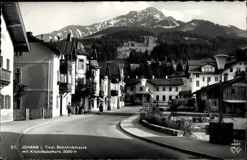 Ak St. Johann in Tirol, Bahnhofstraße mit Kitzbühelerhorn