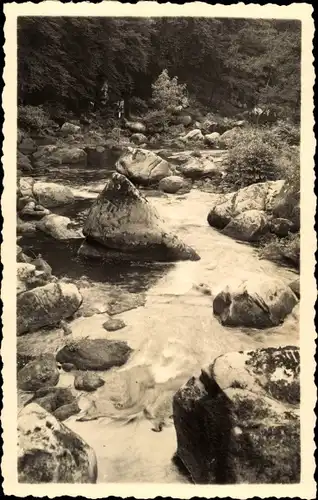 Foto Ak Echternach Luxemburg, Flusspartie mit Felsen