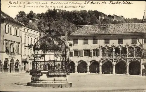 Ak Bruck an der Mur Steiermark, Hauptplatz mit Schlossberg, Historischer Brunnen, Kornmesser-Haus