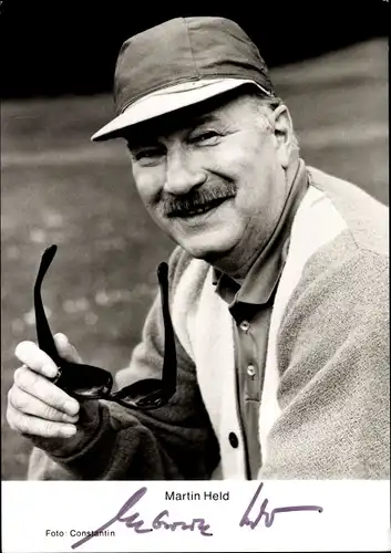Ak Schauspieler Martin Held, Portrait, Mütze, Sonnenbrille, Autogramm