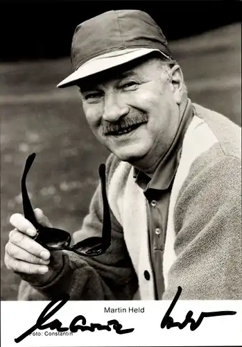 Ak Schauspieler Martin Held, Portrait, Mütze, Sonnenbrille, Autogramm