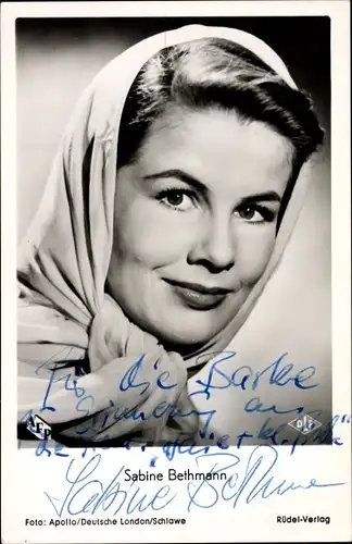 Ak Schauspielerin Sabine Bethmann, Portrait, Autogramm, Kopftuch