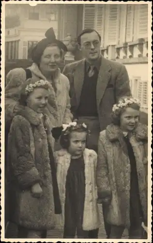 Foto Ak Königin Juliana der Niederlande, Prinz Bernhard, Prinzessinnen Beatrix, Irene, Margriet