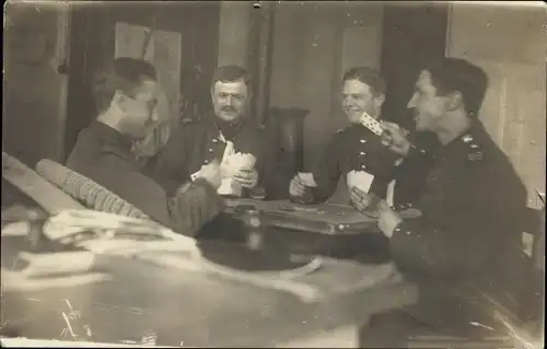 Foto Ak Deutsche Soldaten in Uniformen, Kartenspiel, Tisch, Soldatenleben, I. WK