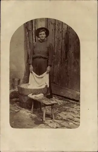 Foto Ak Frau wäscht Wäsche, Waschwanne, Holzbank, Bauernstube