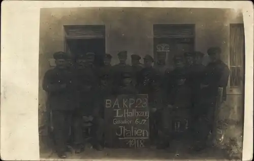 Foto Ak Deutsche Soldaten in Uniformen, BAKP23 I. Halbzug Italien 1918