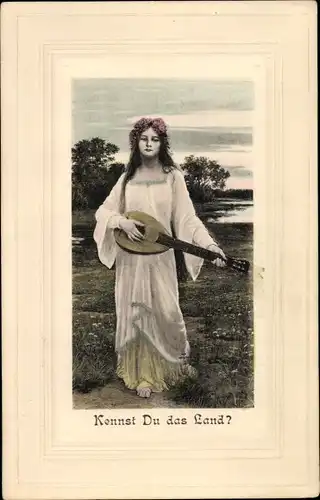 Präge Passepartout Ak Barfüßige Frau mit Laute auf einer Wiese, Kennst Du das Land