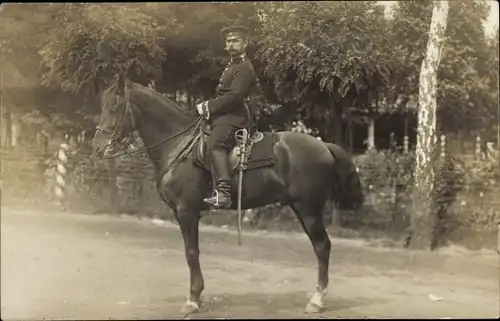 Foto Ak Deutscher Soldat in Uniform, Kaiserzeit, Pferd