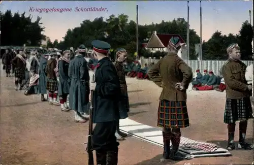 Ak Kriegsgefangene Schottländer, Soldaten im Auffanglager, Schottische Kittel, I. WK