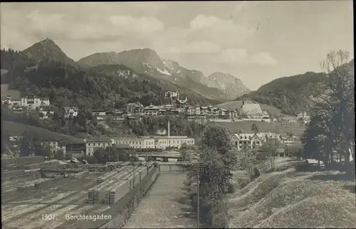 Ak Berchtesgaden in Oberbayern, Blick auf den Ort, Gebirge, Holzlagerplatz