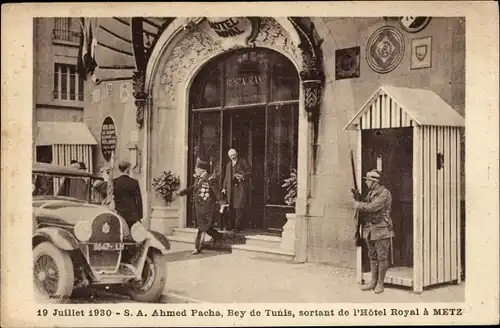 Ak Metz Moselle, Ahmed Pacha, Bey de Tunis, sortant de l'Hotel Royal 1930